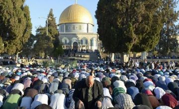 120 ألف مصل في جمعة رمضان الأولى بالأقصى